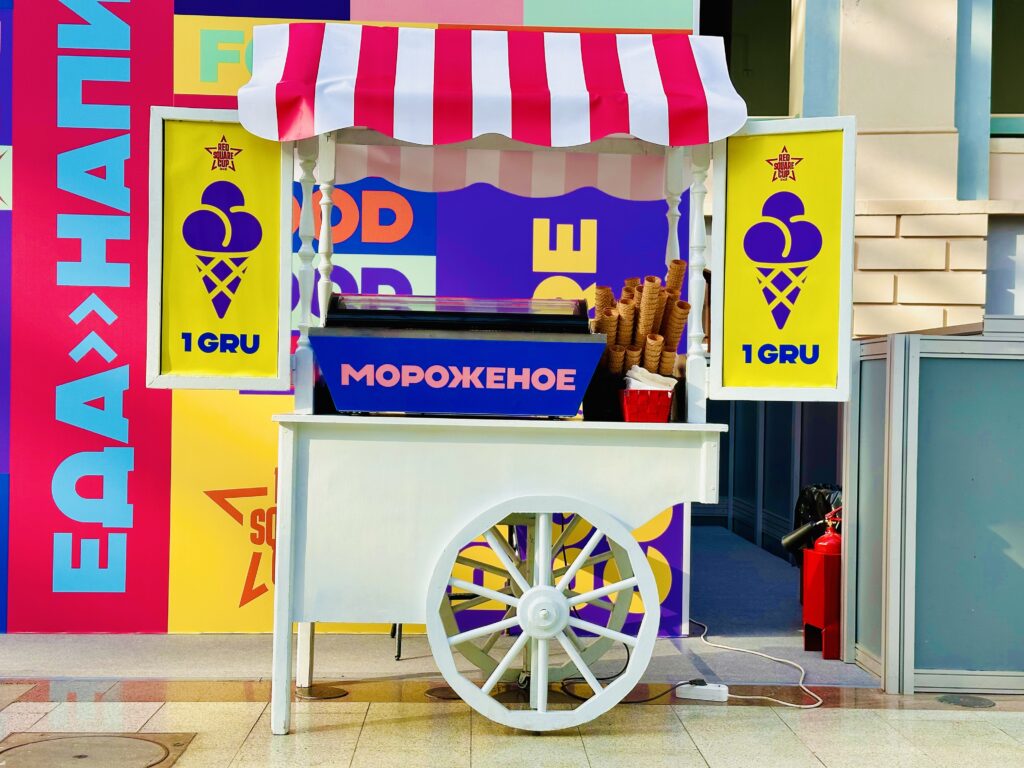 Брендинг тележки с мороженым донатсами логотип Москва