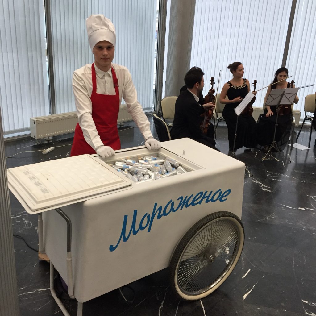 Французская тележка с мороженым на праздник